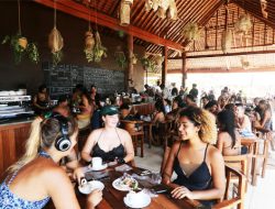 Perjalanan Aroma dan Kisah: Sejarah Perkembangan Kedai Kopi Modern di Indonesia