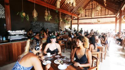 Perjalanan Aroma dan Kisah: Sejarah Perkembangan Kedai Kopi Modern di Indonesia