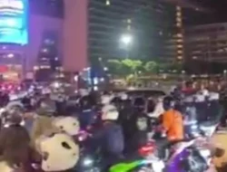 Gangguan Tengah Malam di Bundaran HI: Kerumunan Pemotor Picu Kemacetan dan Penertiban Polisi