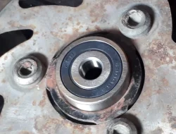 Panduan Lengkap Mengenali Tanda Tanda Bearing Roda Depan Motor Rusak dan Cara Mengatasinya